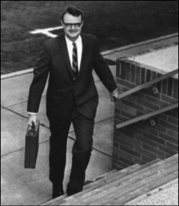 LOUIS LYELL AT THE BEGINNING OF HIS INSURANCE CAREER WITH LINCOLN NATIONAL LIFE.